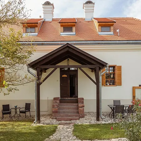 Köveskál Vendégház Maison d'hôtes 3*