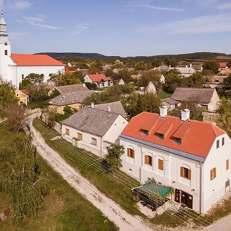 Köveskál Vendégház Maison d'hôtes