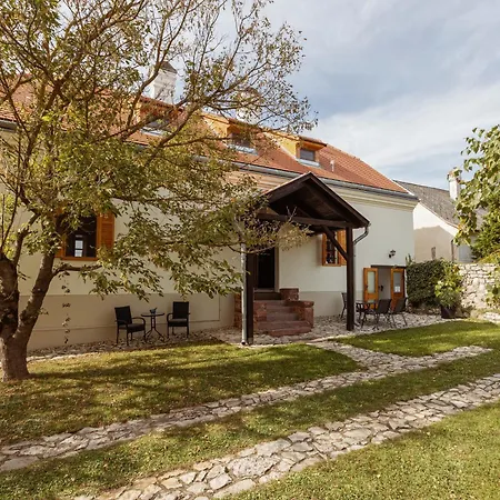 Guest house Panzio Koveskal